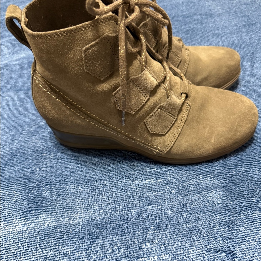 Sorel Evie Lace Up Boots in TaupeWomen SZ 9- Box15 - Picture 6 of 6
